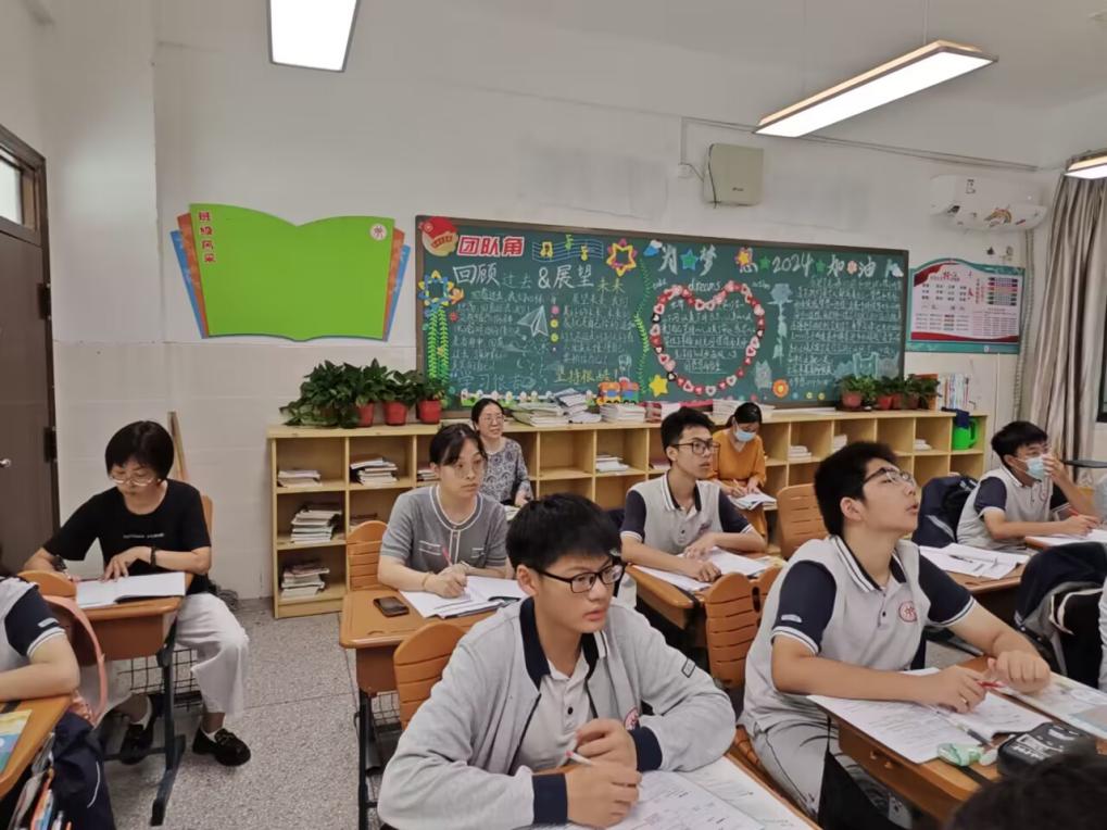 我与课堂共成长——实初尧化道德与法治公开课活动_html_m36f9437a.jpg