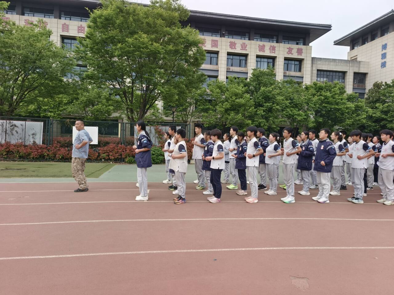 4.11【融创德育】初二学子展英姿 素质拓展强体魄_html_7291e9e2.jpg