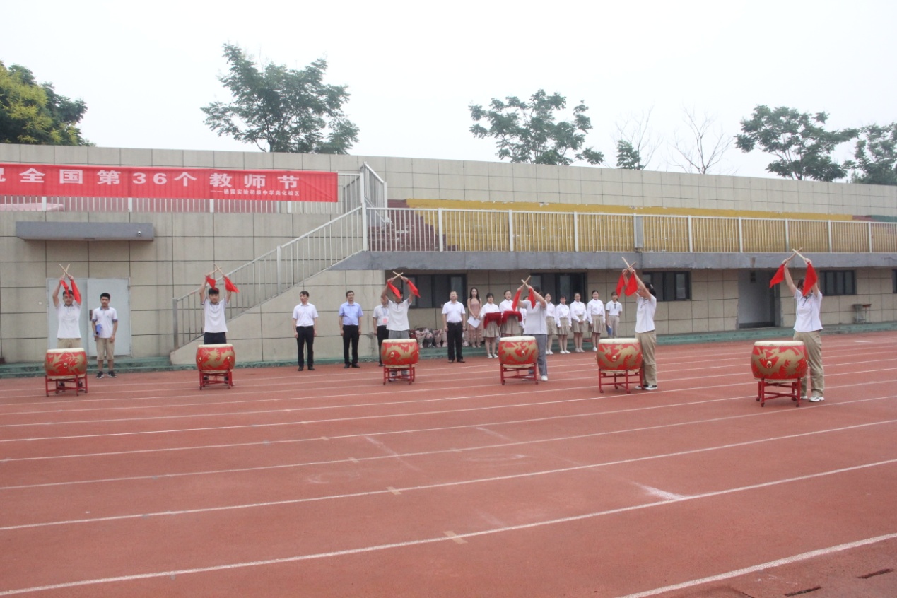 “铭记师恩”主题教师节表彰活动_html_49263f5f.jpg