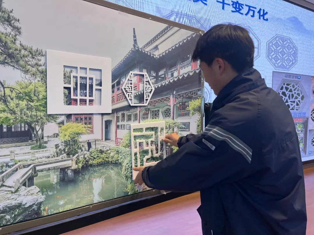 【融进教学】用国潮点亮传统 让创意绽放课堂——栖霞区中学美术教研活动在我校顺利开展_html_461bfa16.jpg
