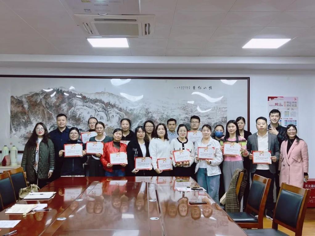 【融创德育】家校携手  共育未来——栖霞区实验初级中学七年级家委会会议_html_m5b34b75a.jpg