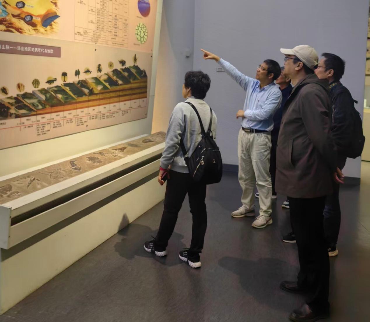 10.29岁岁重阳暖 敬老情更浓——实初尧化重阳节致敬退休教师活动_html_7dfe289b.jpg