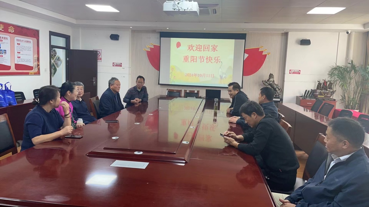 10.11【融创工会】岁月染芳华 温情暖重阳——实初尧化重阳节致敬退休教师活动_html_15bcd353.jpg