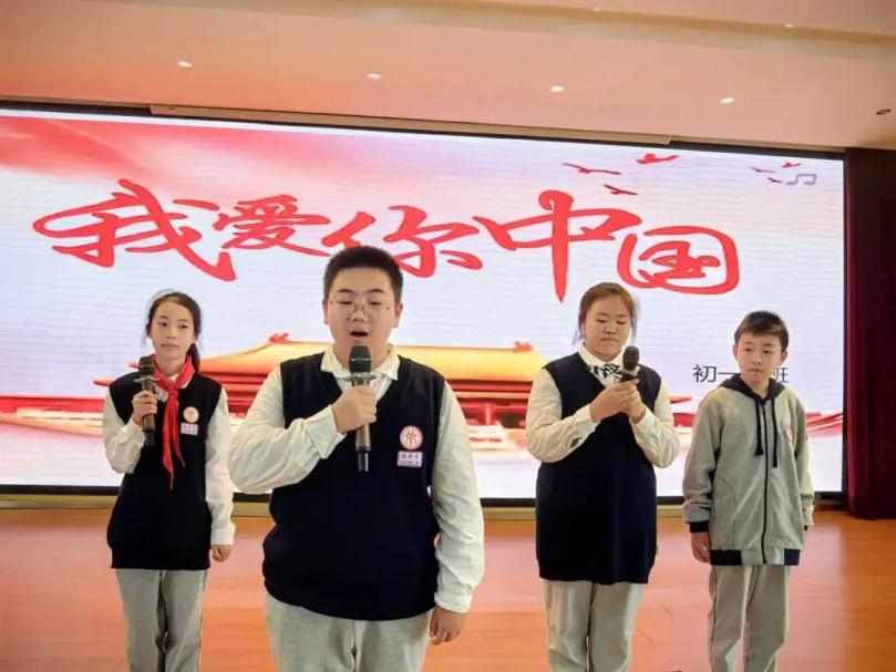 10.16【融创德育】知我南京  爱我中华——栖霞区实验初级中学诗朗诵与演讲比赛_html_m1c6f0323.jpg