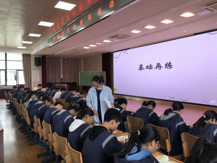 实初尧化教研活动新闻稿_html_3dbc889c.jpg