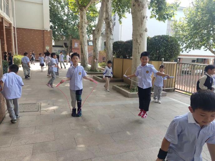 “我上学啦”一（2）班班级新闻稿_html_1850331b.jpg