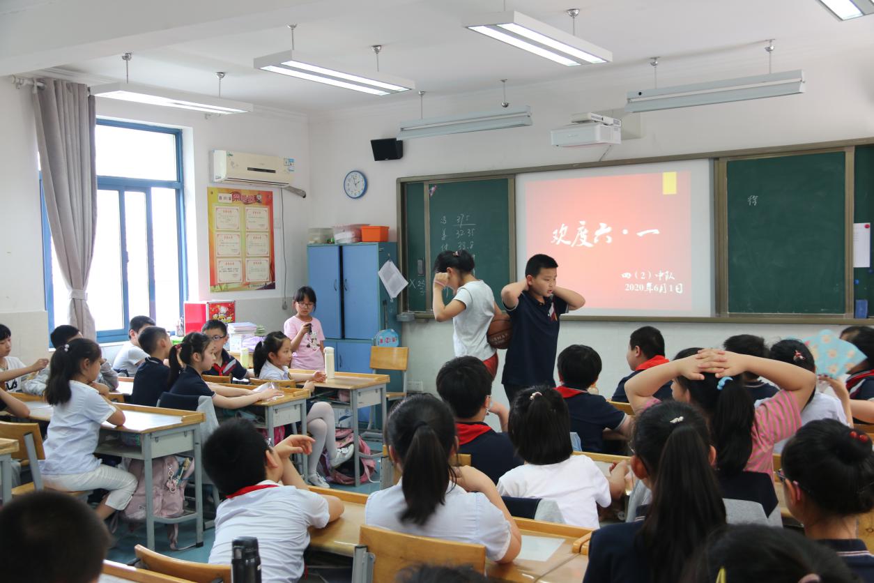 六一活动报道-改_html_39644d81.jpg