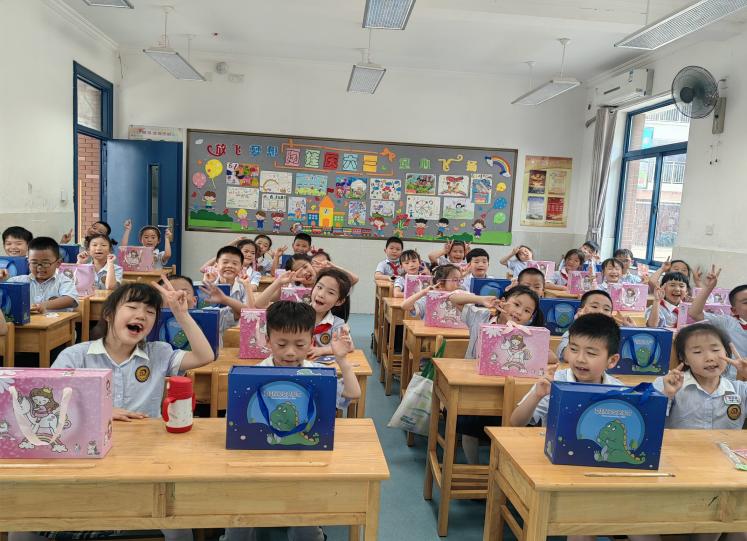 一2班“庆六一”游园活动报道_html_m6952adaf.jpg