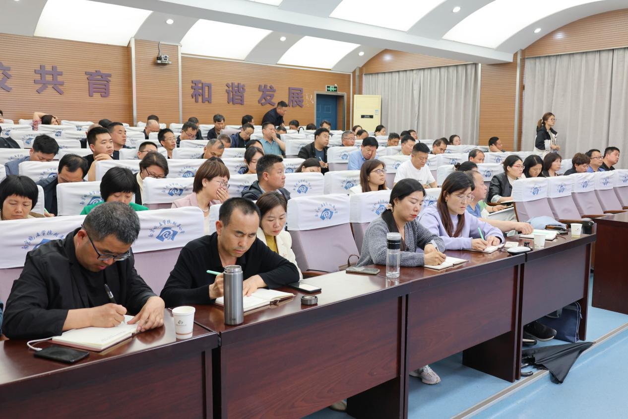 洛阳市宜阳县中小学校长及中层管理人员提升研修班来我校参访_html_4f6f1927.jpg