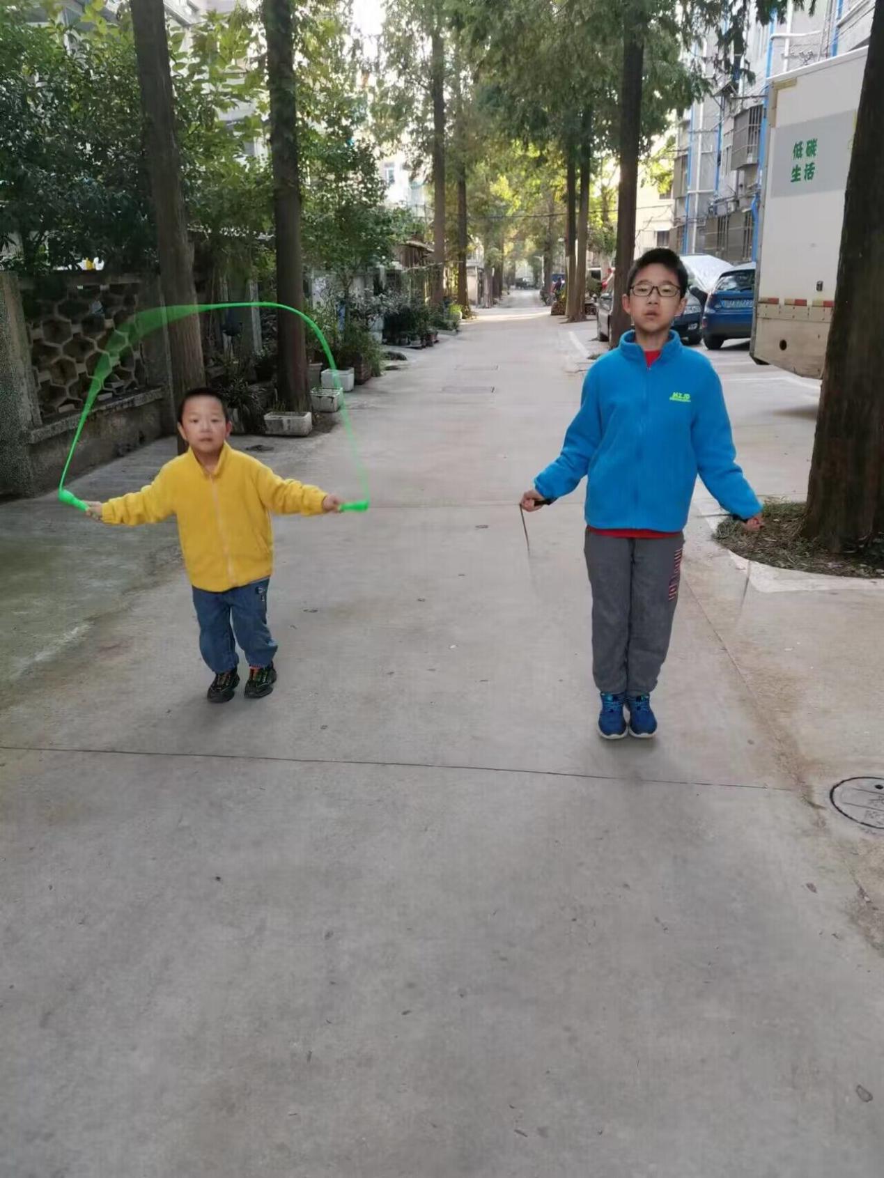 劳动实践之照顾弟弟妹妹_html_767cce57.jpg