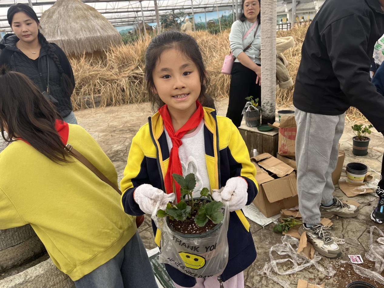 赴一场田园之约，做快乐小农夫——晓院附小三（2）班农耕体验活动2025.10(1)_html_fe38d18.jpg