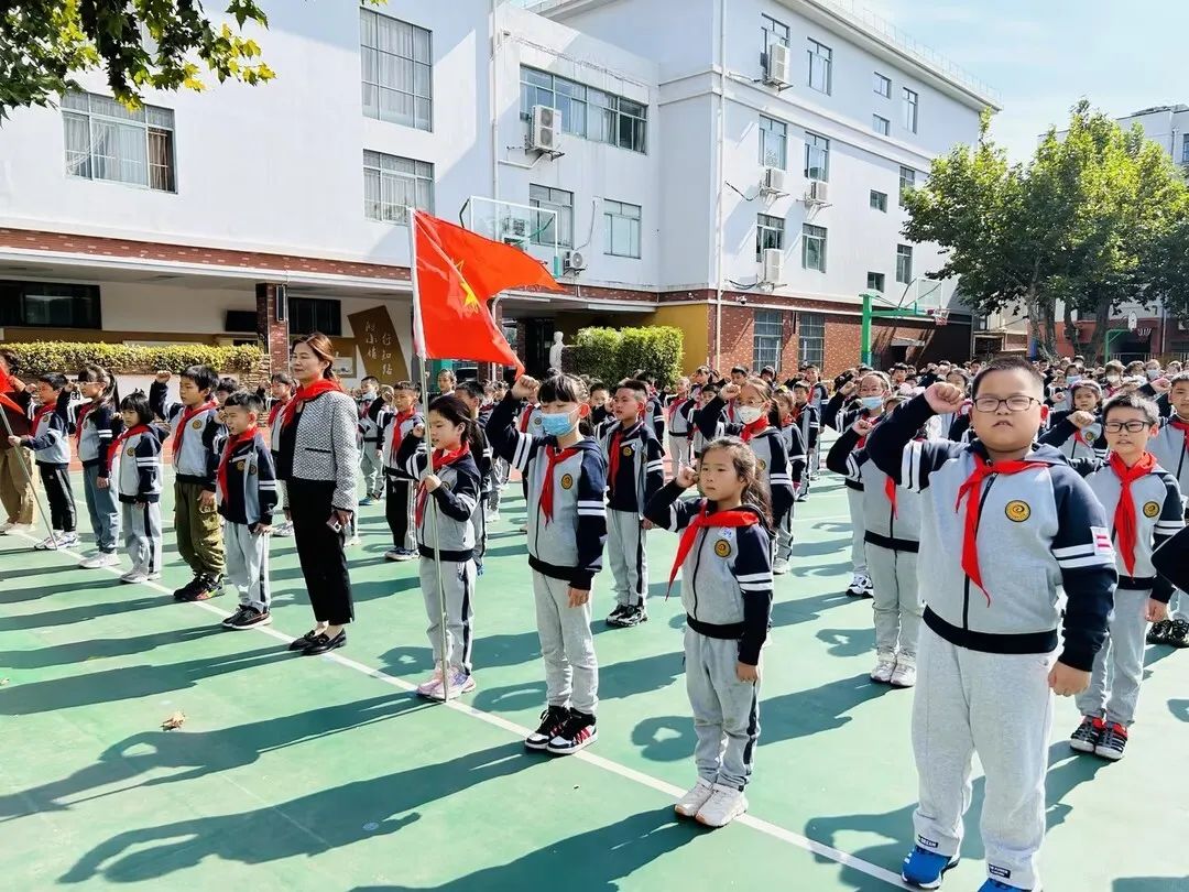 10.22争做新时代好队员_html_6528d8fd.jpg