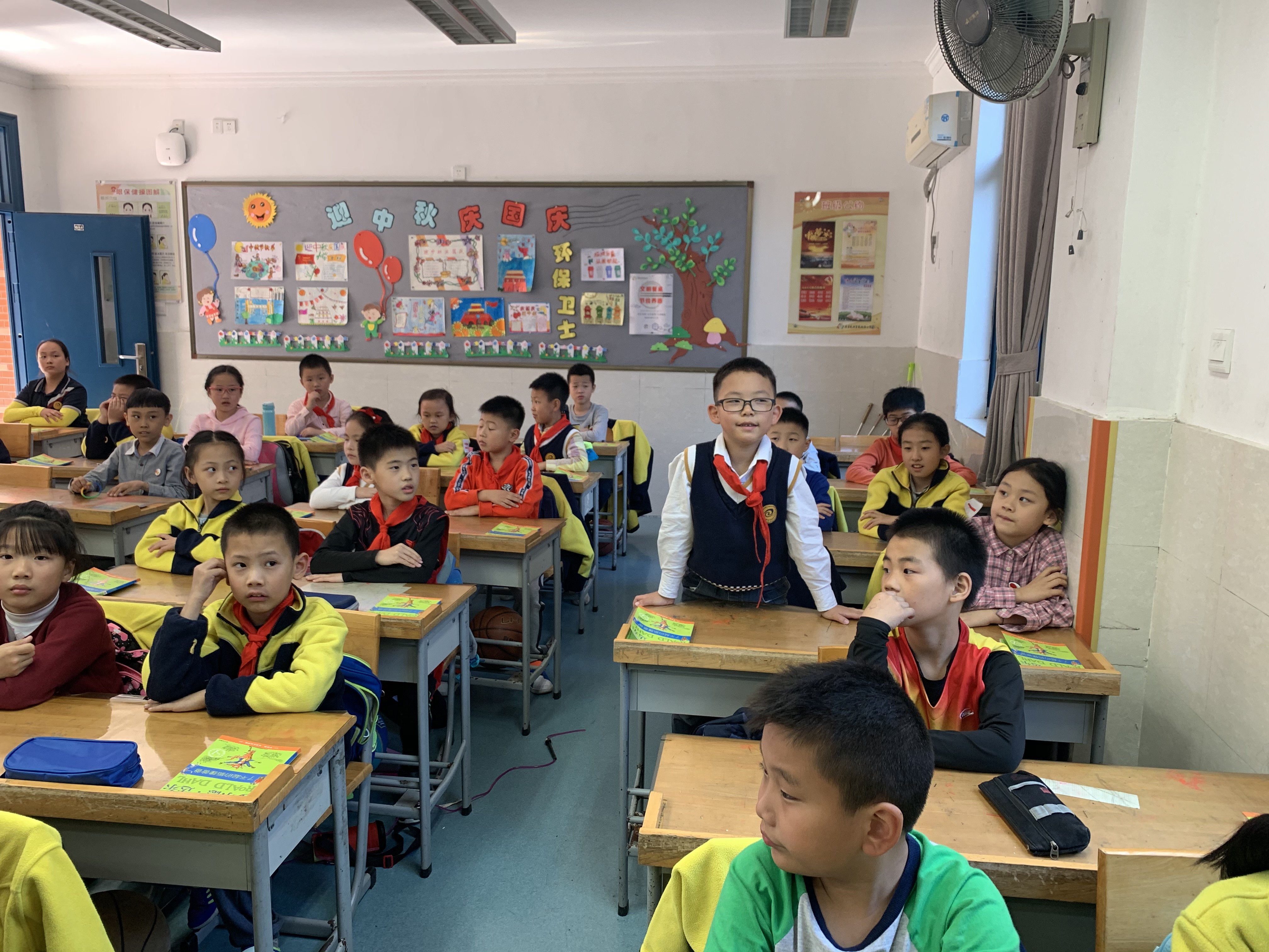 三（2）班10月新闻稿_html_m505ab.jpg
