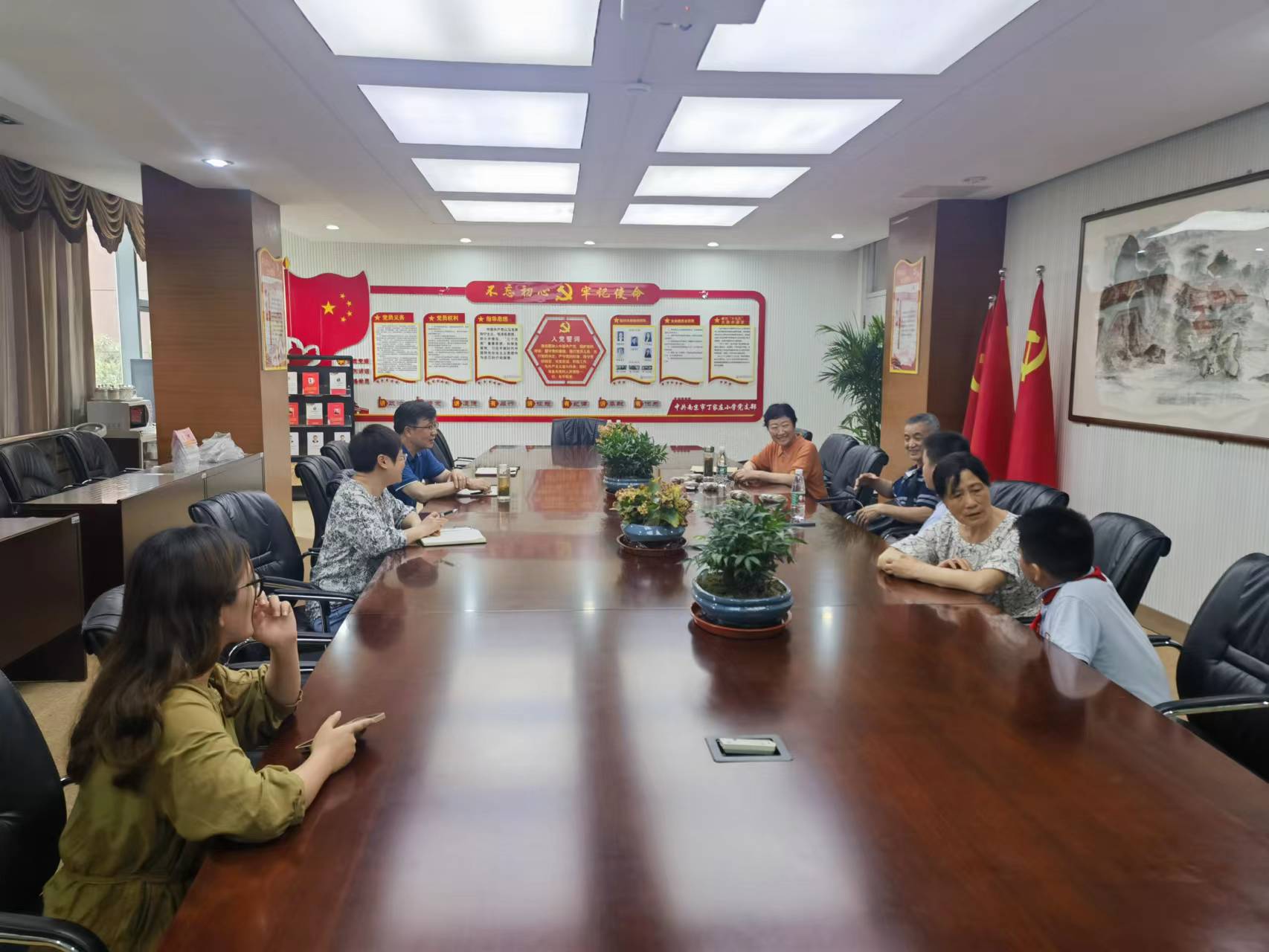 沈丹丹-【丁香汉声·德育】迎六一    送温暖——迈小集团关工委慰问活动2023.5.29_html_m1cc00aa4.jpg