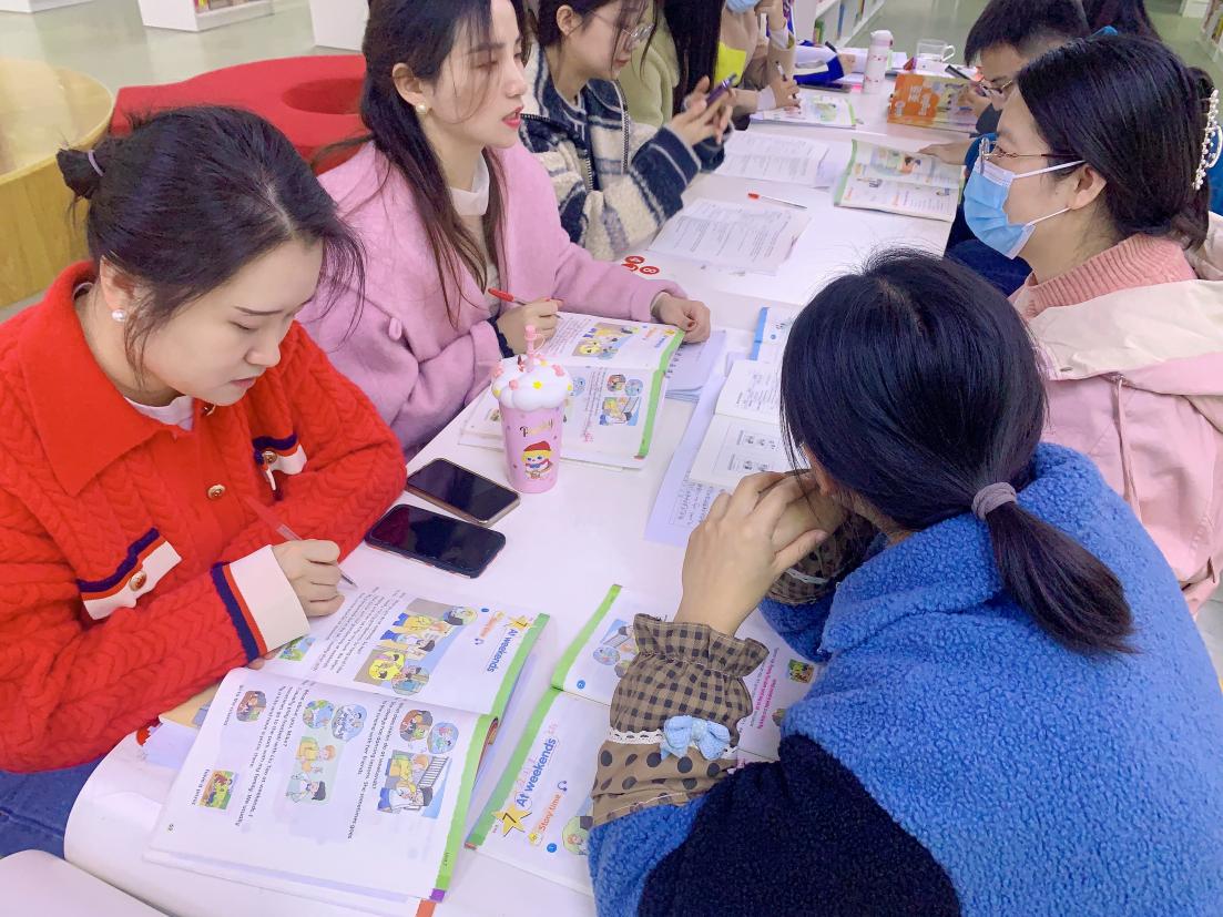 集体备课寻质量 同心协力谋发展——丁家庄小学英语组集体备课报道_html_7f29932d.jpg