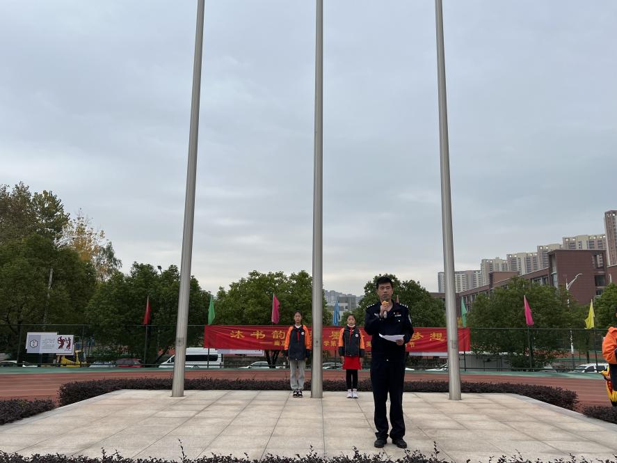 第14周升旗仪式报道_html_14cec852.jpg