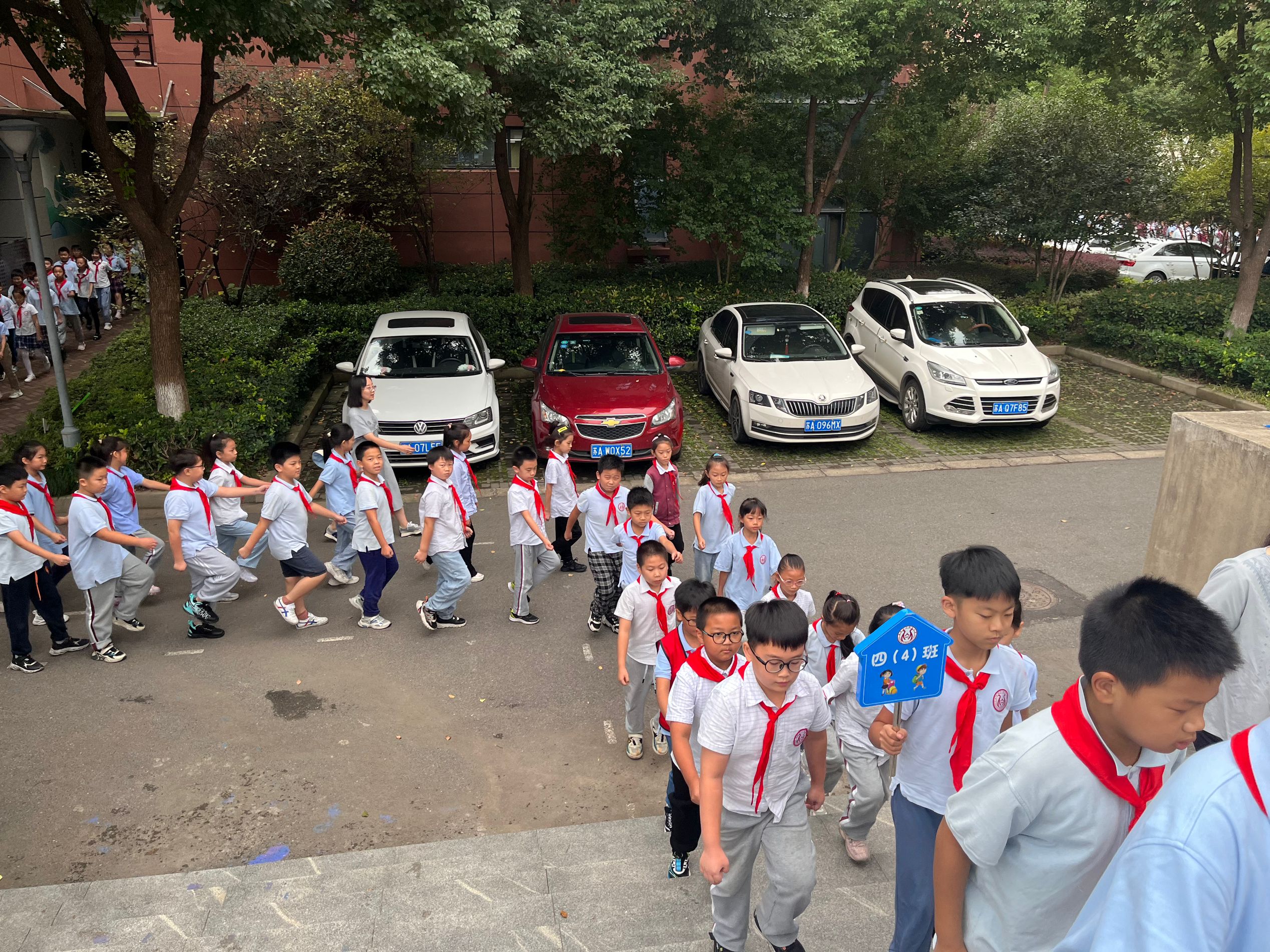 【丁香汉声·学生成长营】队形队列展英姿 雏鹰昂扬绽芳华_html_121f99d6.jpg