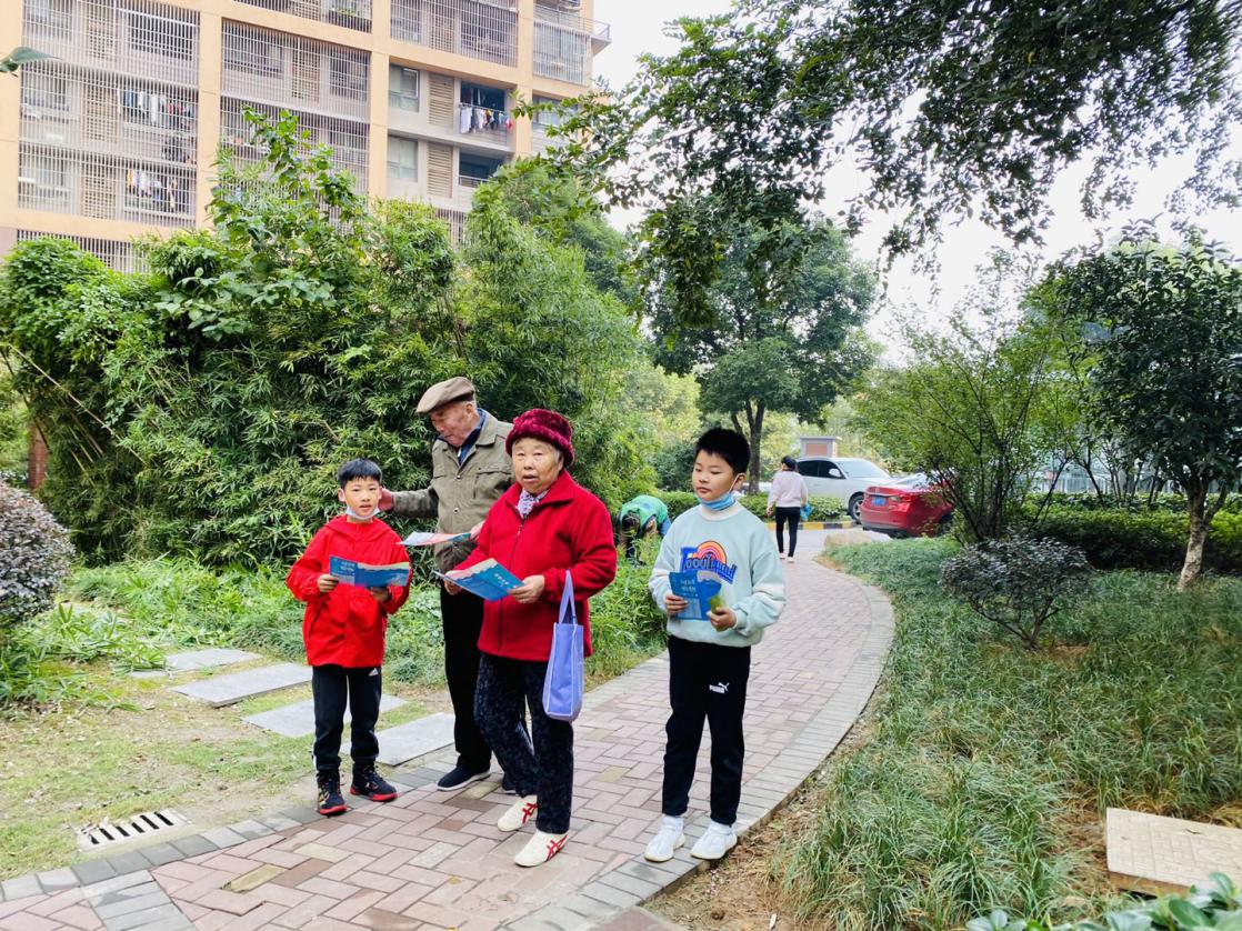 三（2）小分队“垃圾分类 青春助力 进社区“实践活动(1)_html_7e1a2594.jpg