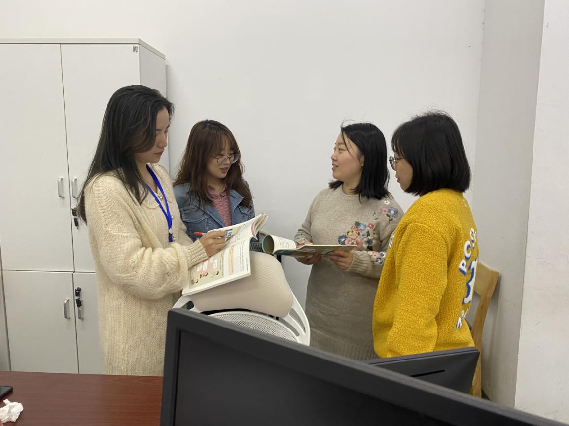 丁小道德与法治教研组第四次集体备课侧记_html_564512e2.jpg