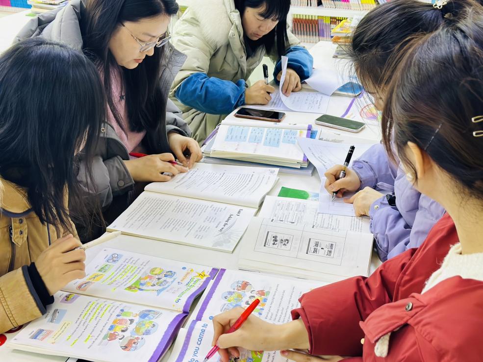 2.27英语组集体备课报道_html_m32dd5026.jpg