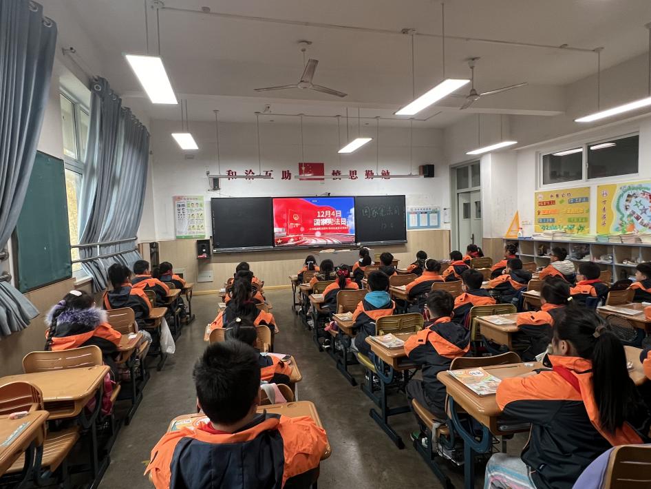 【丁香汉声·学生成长营】弘扬宪法精神，构建和谐校园(1)_html_5952d66e.jpg