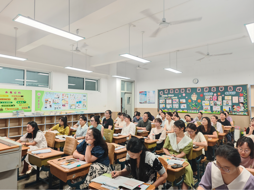 【丁香汉声·教学】深耕课堂沃土 细耘语文芳华  ——2025–2026学年第一学期语文组第一次集体备课侧记