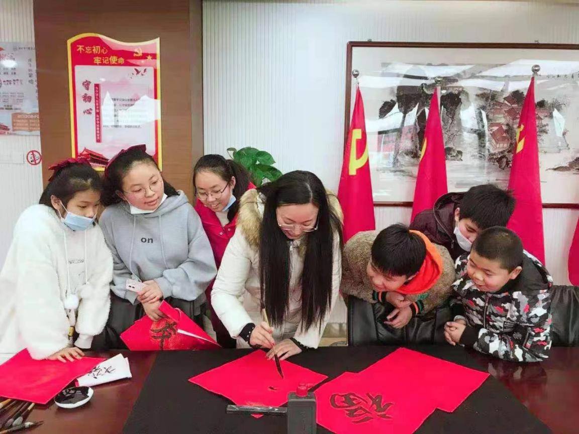 【丁香汉声】笔墨飘香冬日暖 师生共写迎新春_html_m402d2df2.jpg