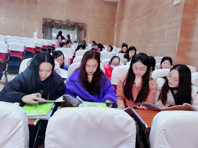 【丁香汉声】风起扬帆正当时 凝心聚力再出发_html_40fc3be7.jpg