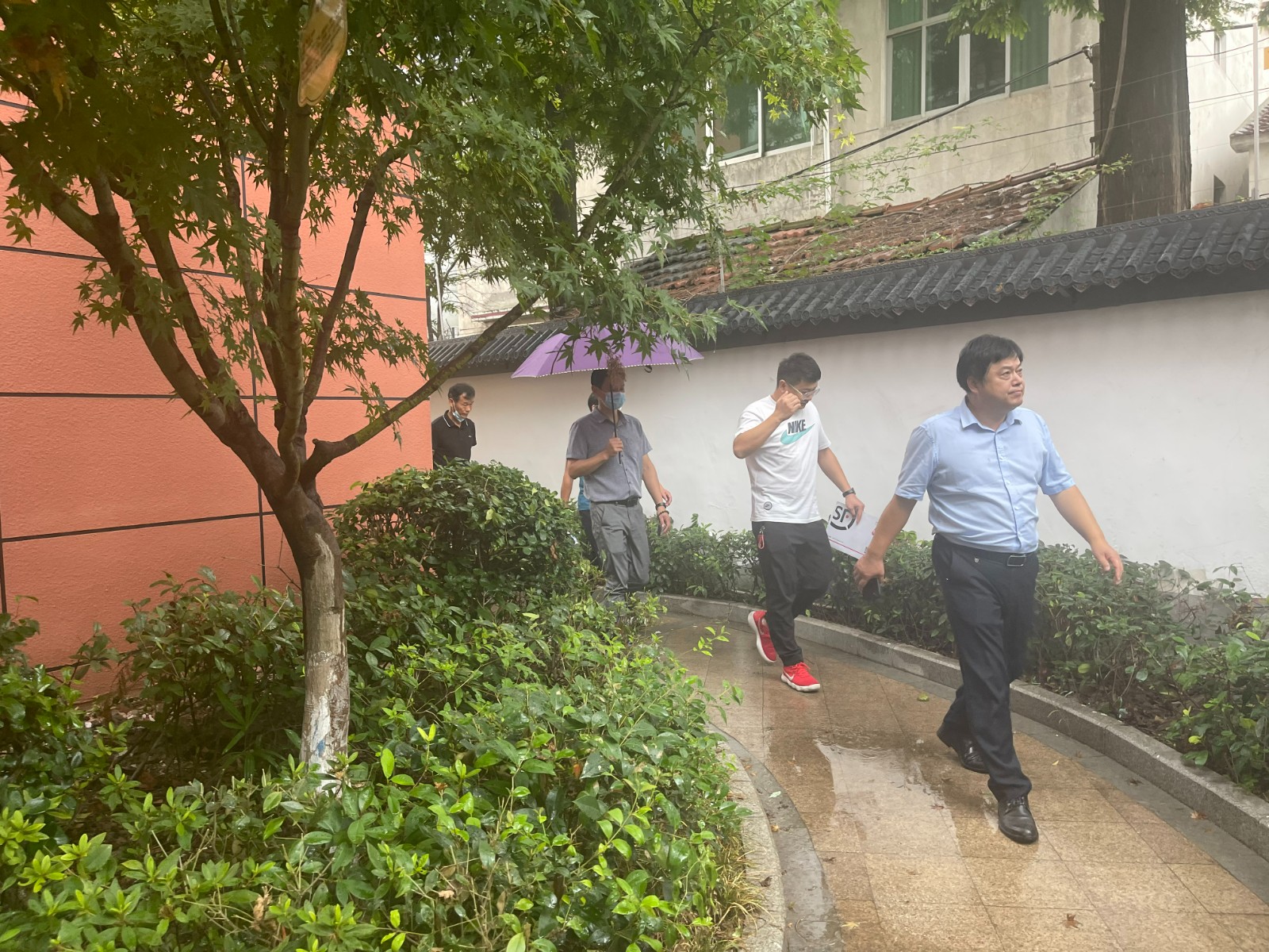 2022年8月31日八卦洲中心校领导来校检查开学安全工作