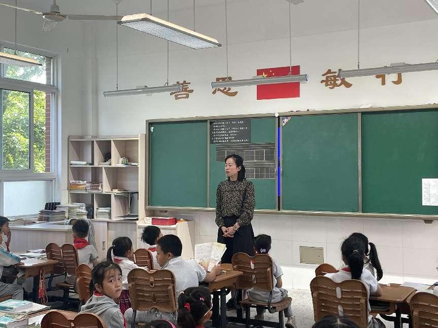2024.05.23不学礼，无以立——记紫金小学“仪式之礼”主题晨会_html_m56241efb.jpg