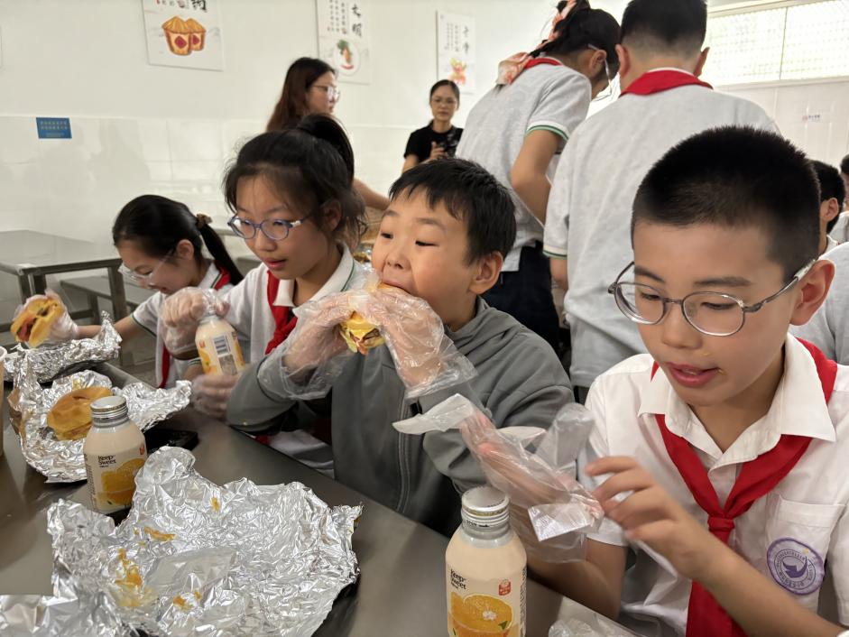 2024.06.26共忆来时路，永踏新征程——记紫金小学2018级六年级毕业典礼_html_249d126d.jpg