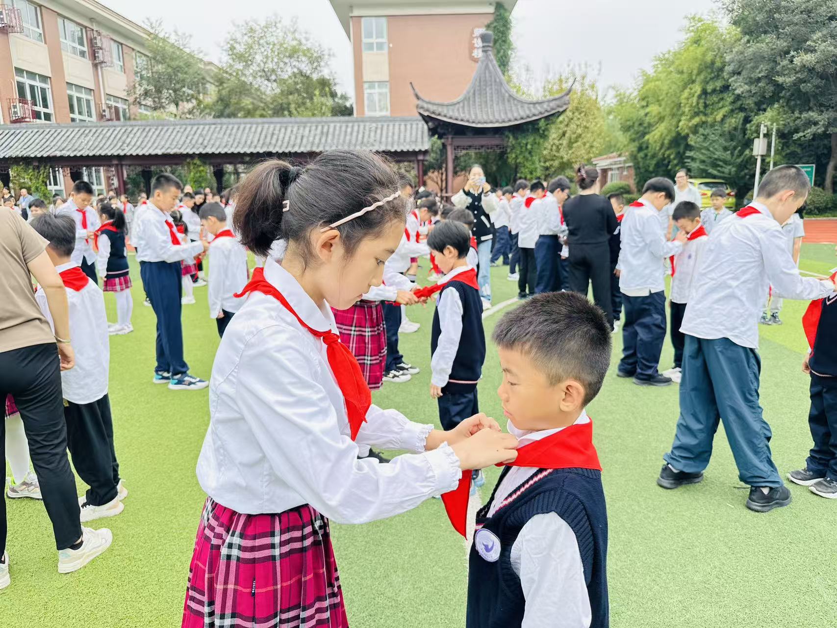 【书院紫金】争做新时代好队员——记紫金小学二年级入队仪式_html_m48ffa908.jpg