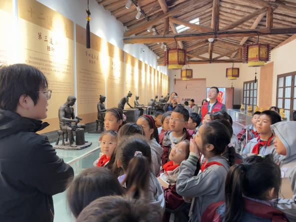 探寻非遗魅力,传承金箔匠心——记紫金小学走进南京金线金箔总厂研学活动_html_57c8782c.jpg