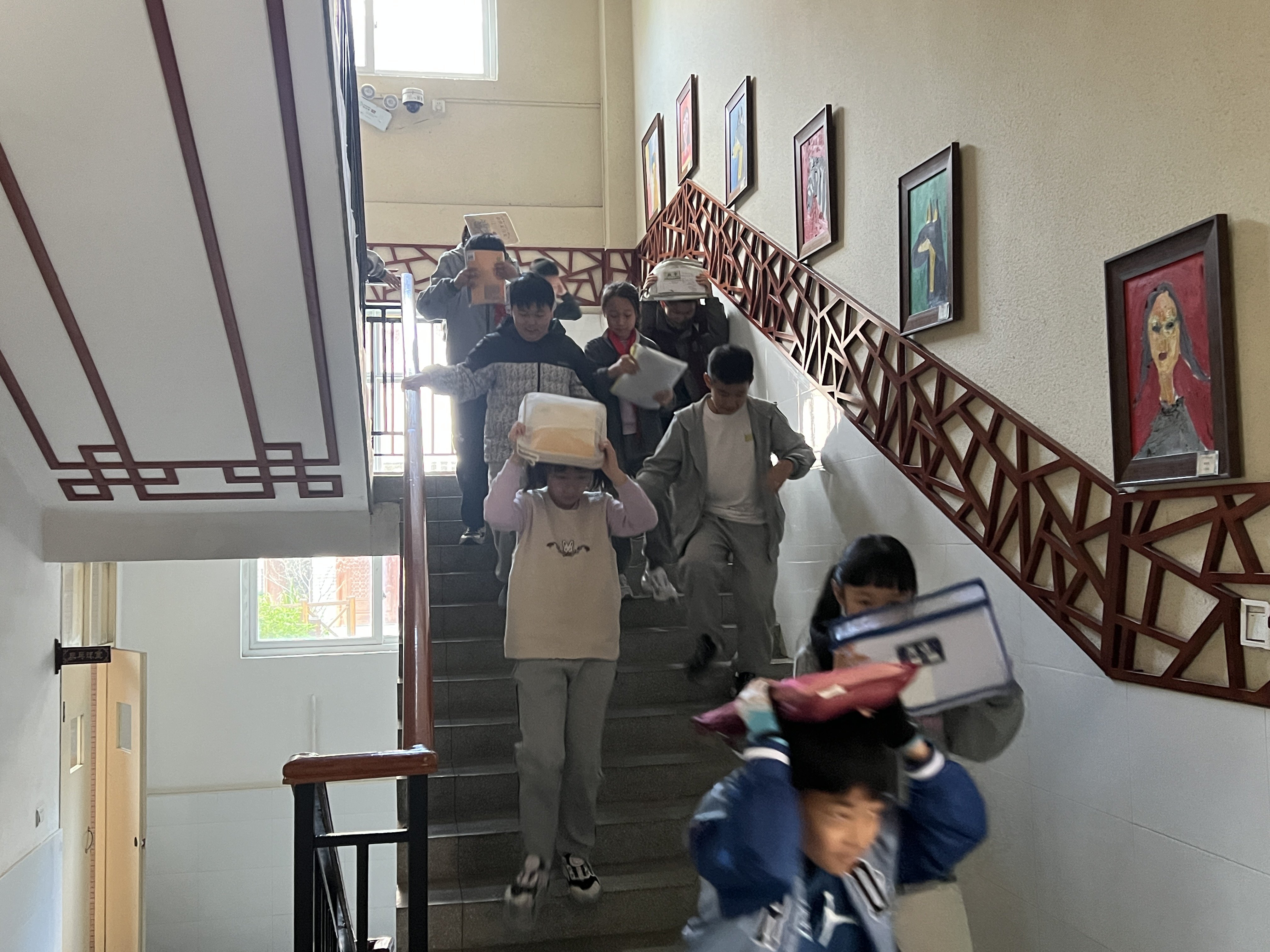 【书院紫金】【安全第一】以“演”筑防,安全“童”行——记南京市紫金小学防震减灾疏散演练活动