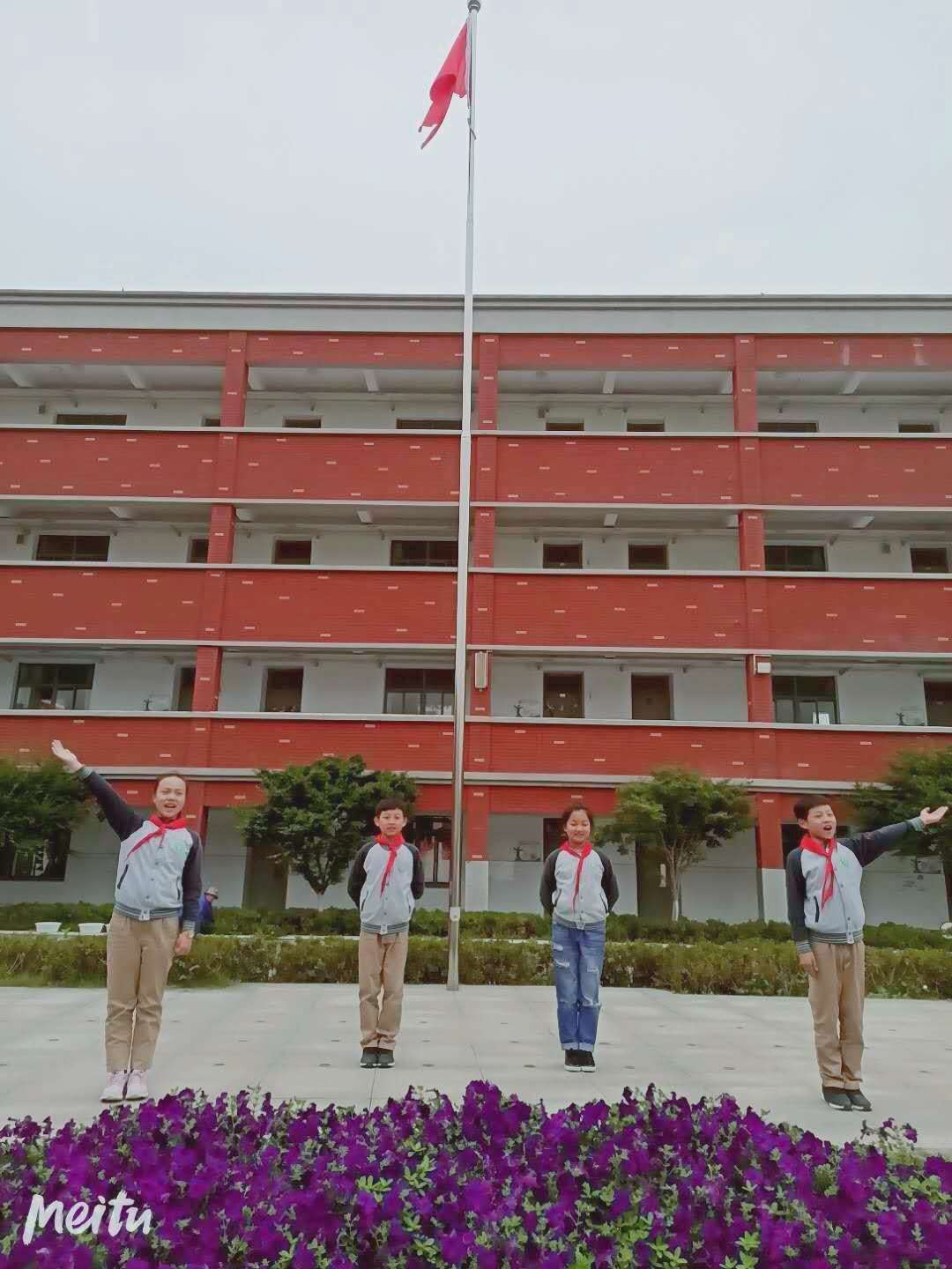 升旗仪式新闻稿_html_4f982dfc.jpg