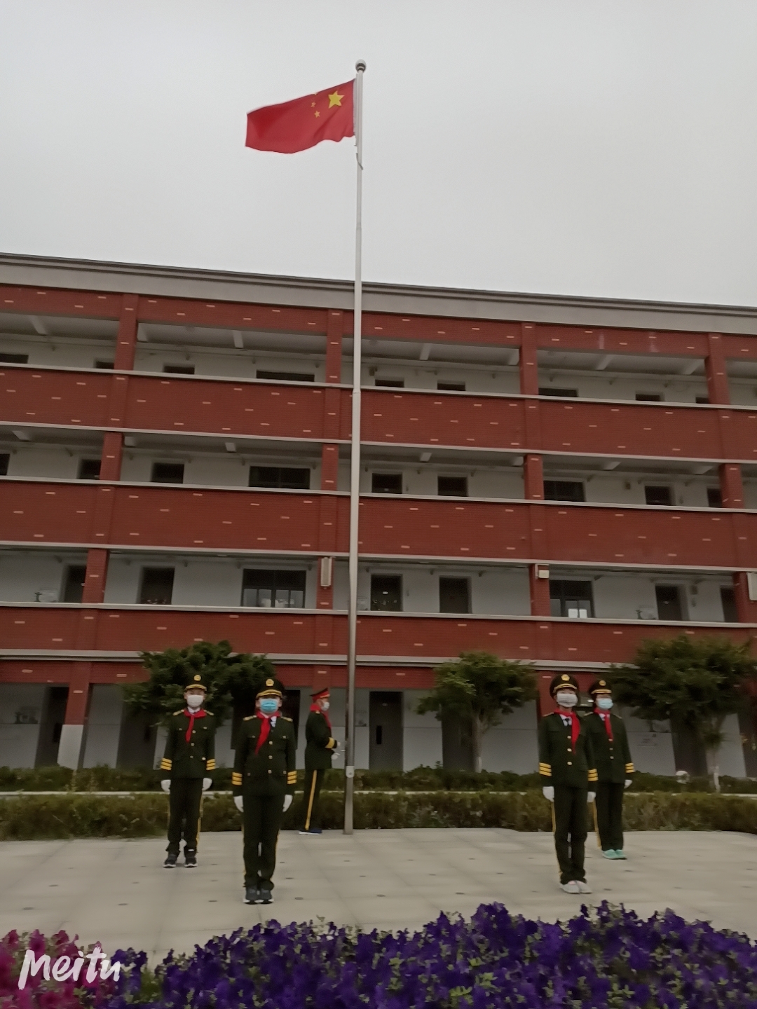 升旗仪式新闻报道_html_m6dbc3eaf.jpg