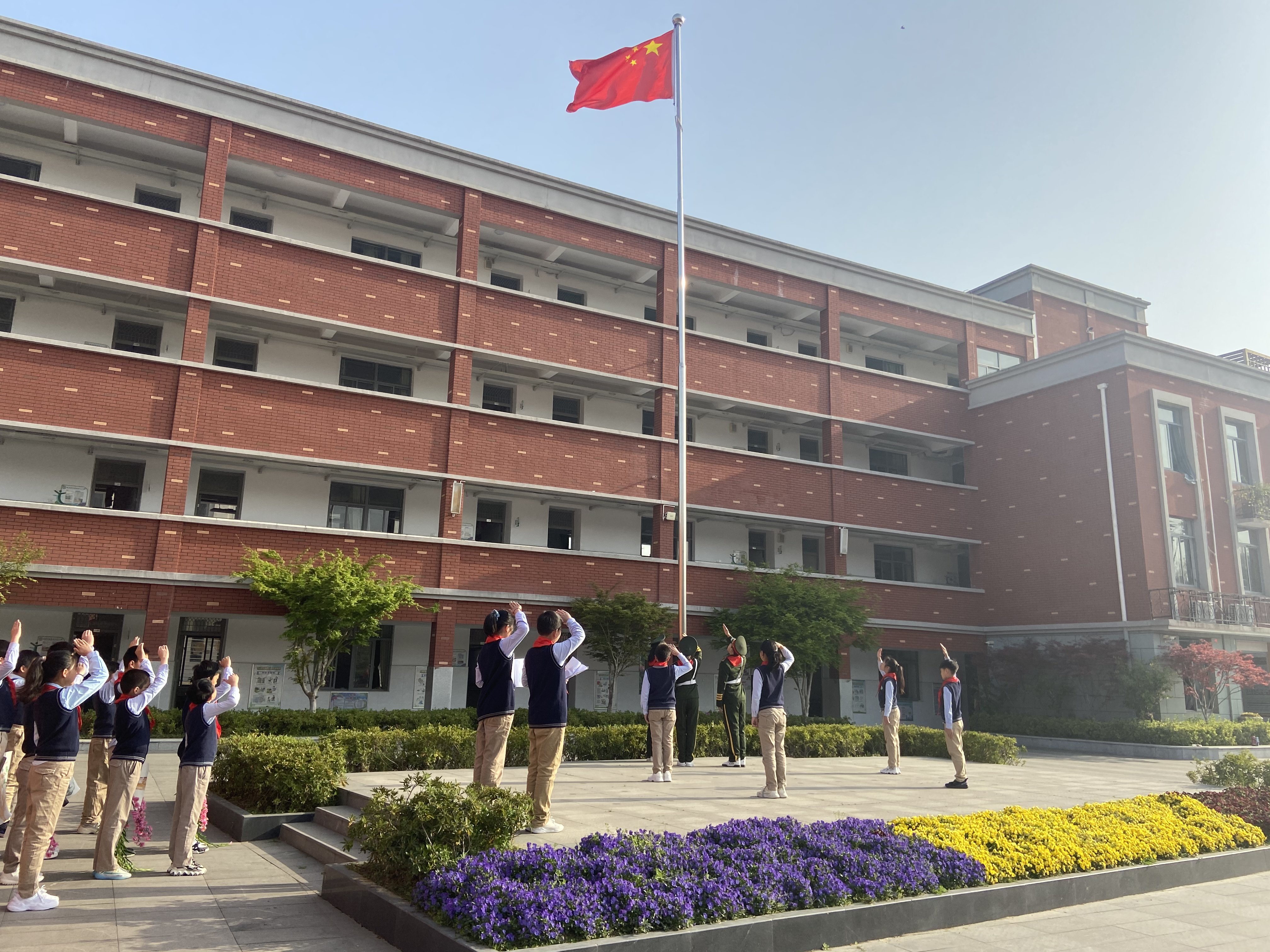 清明祭英烈主题升旗仪式新闻稿_html_m22860fb3.jpg