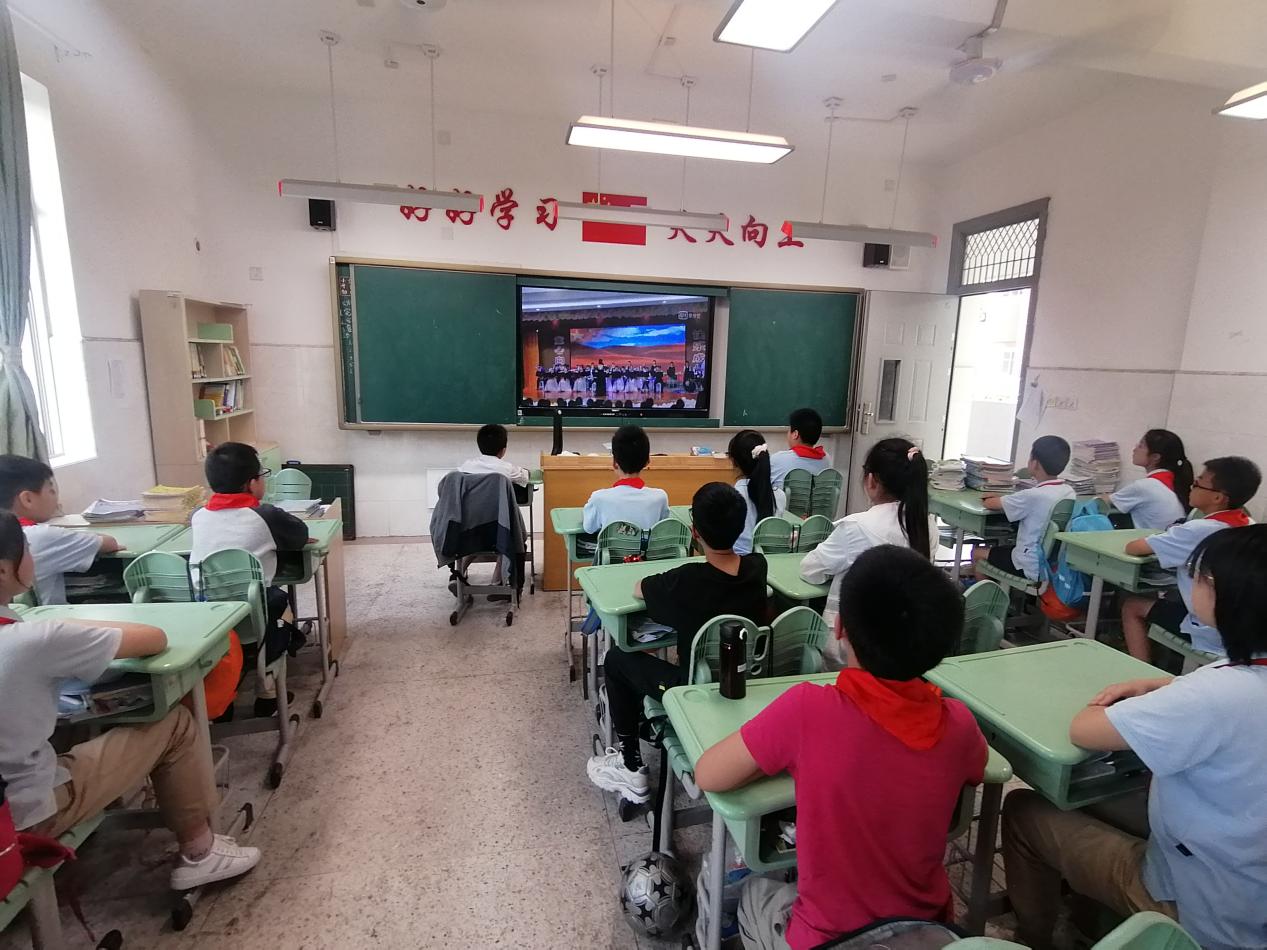 童心向党 快乐成长——迈小庆_html_5e93de90.jpg