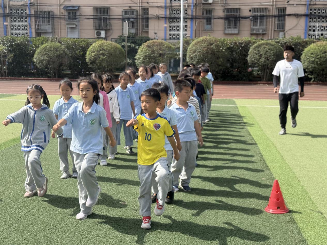 【尚美迈小·学科研究】“跳跃促成长,游戏乐童心”——迈皋桥中心小学体育组校本教研活动(六)(1)_html_m9635617.jpg