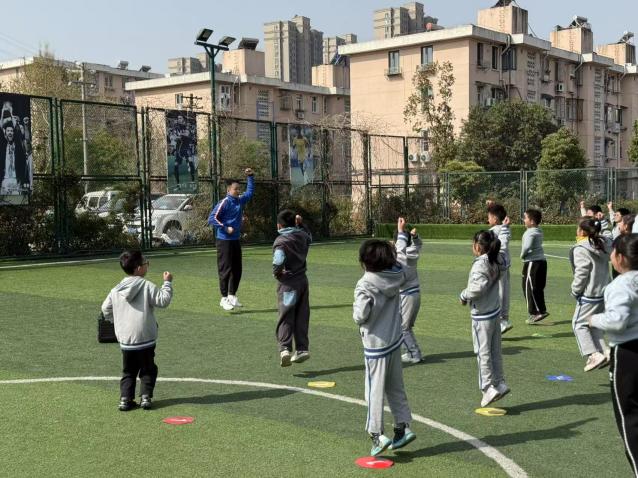 【尚美迈小·学科研究】一起“趣”跳跃——迈皋桥中心小学体育组校本教研活动（四）_html_m52bae1f0.jpg