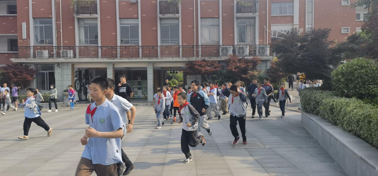 报道_html_m6fb950e5.jpg