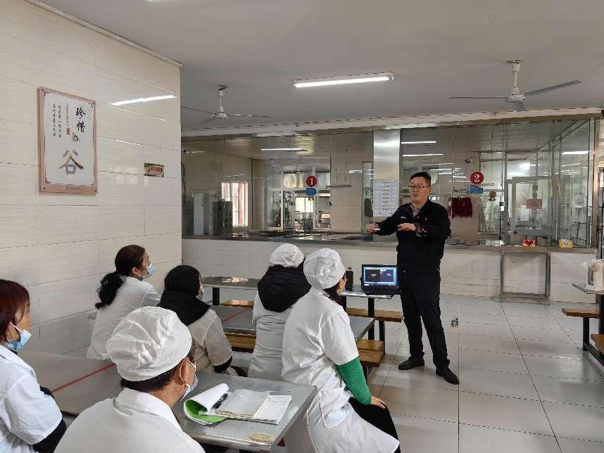 强化消防意识，筑牢校园安全防线——南京市栖霞区迈皋桥中心小学开展后勤人员消防培训活动_html_m6af970de.jpg