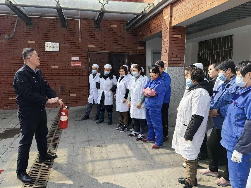 强化消防意识，筑牢校园安全防线——南京市栖霞区迈皋桥中心小学开展后勤人员消防培训活动_html_380a1946.jpg