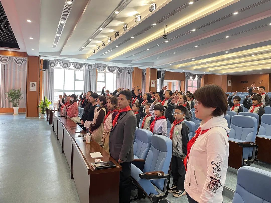 赓续红色血脉,传承红色基因——迈小第四届少先队员代表大会_html_m6853ee7f.jpg