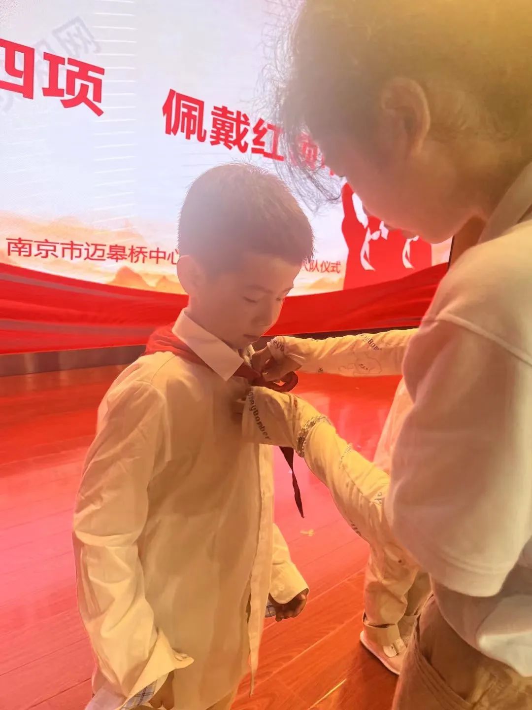 喜迎二十大 争做好队员——迈皋桥中心小学一年级第一批次入队仪式_html_5f1ce5a7.jpg
