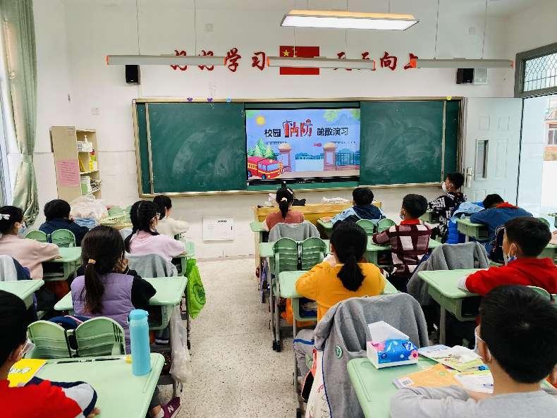 22.03.11火速行动 防范未然——迈皋桥中心小学开展消防应急疏散演练活动_html_m251dd705.jpg