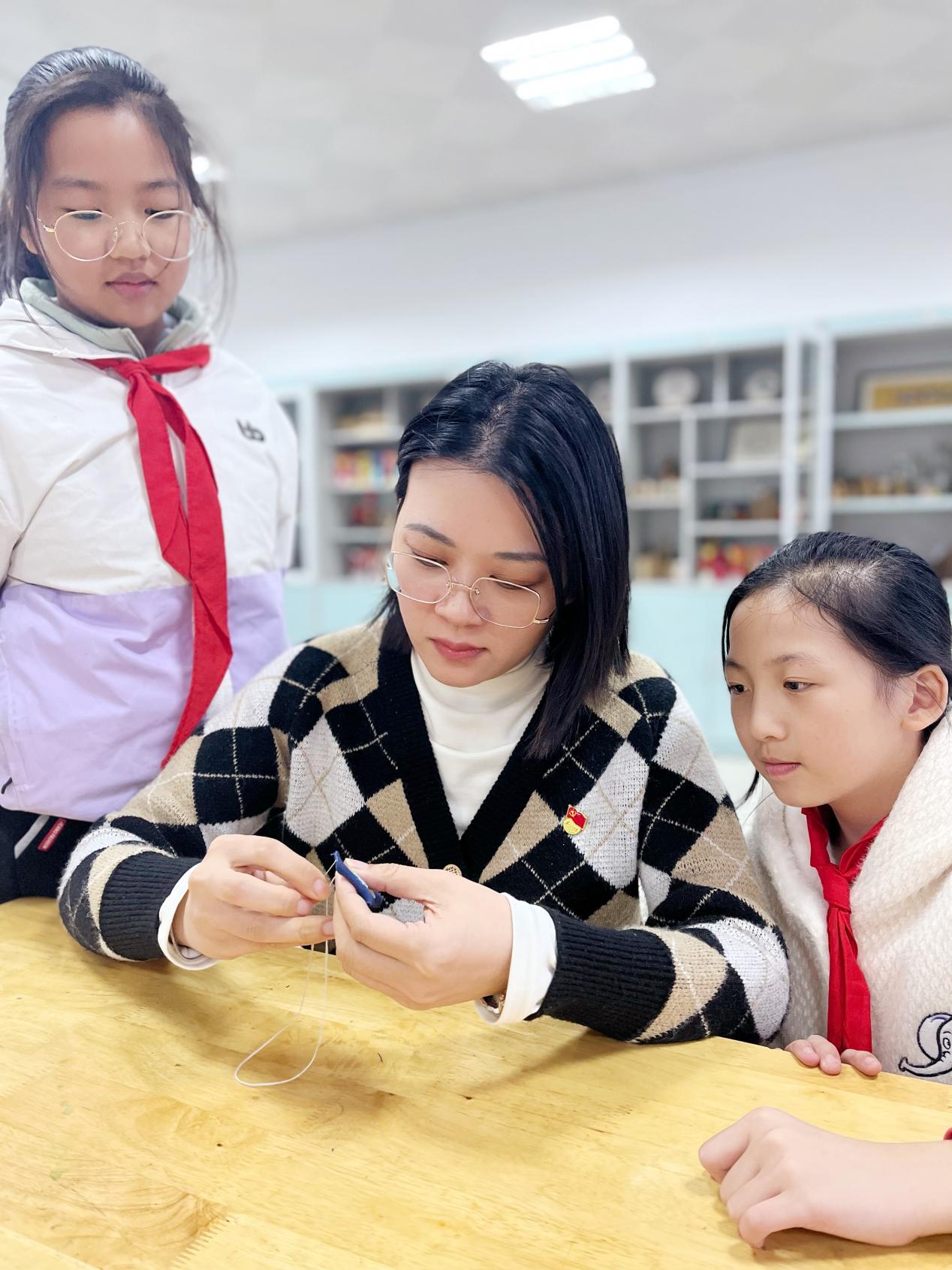 课后服务抓落实 党员教师在行动(一)_html_m39359de3.jpg