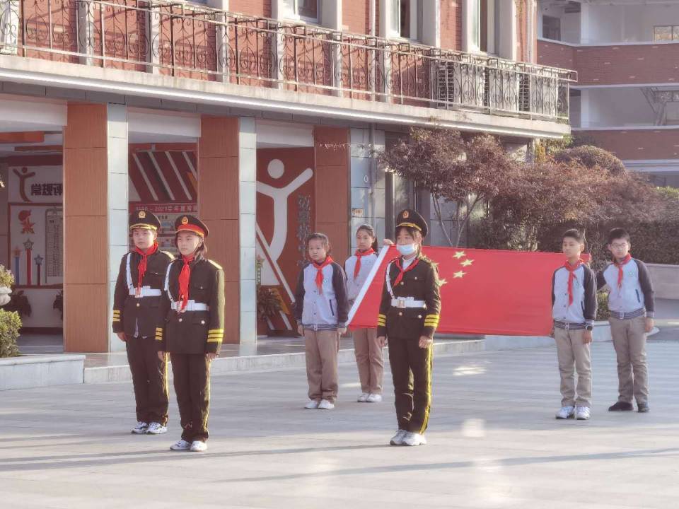 五2升旗报道_html_m13cfc8b5.jpg