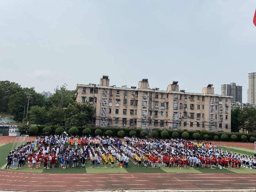 优秀尚美娃,放飞足球梦--2022年迈皋桥中心小学第七届“校长杯”班级足球联赛_html_m56b3a6e3.jpg