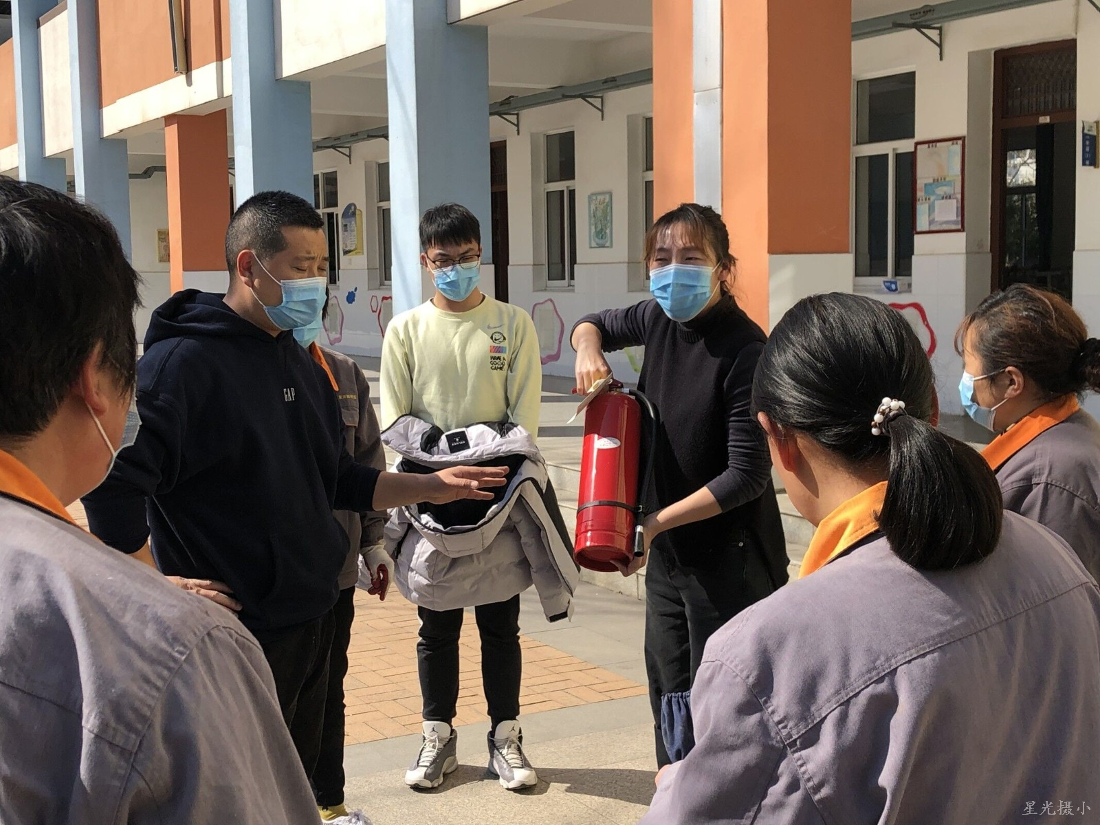 摄山星城小学开展保洁人员消防安全知识培训。.jpg